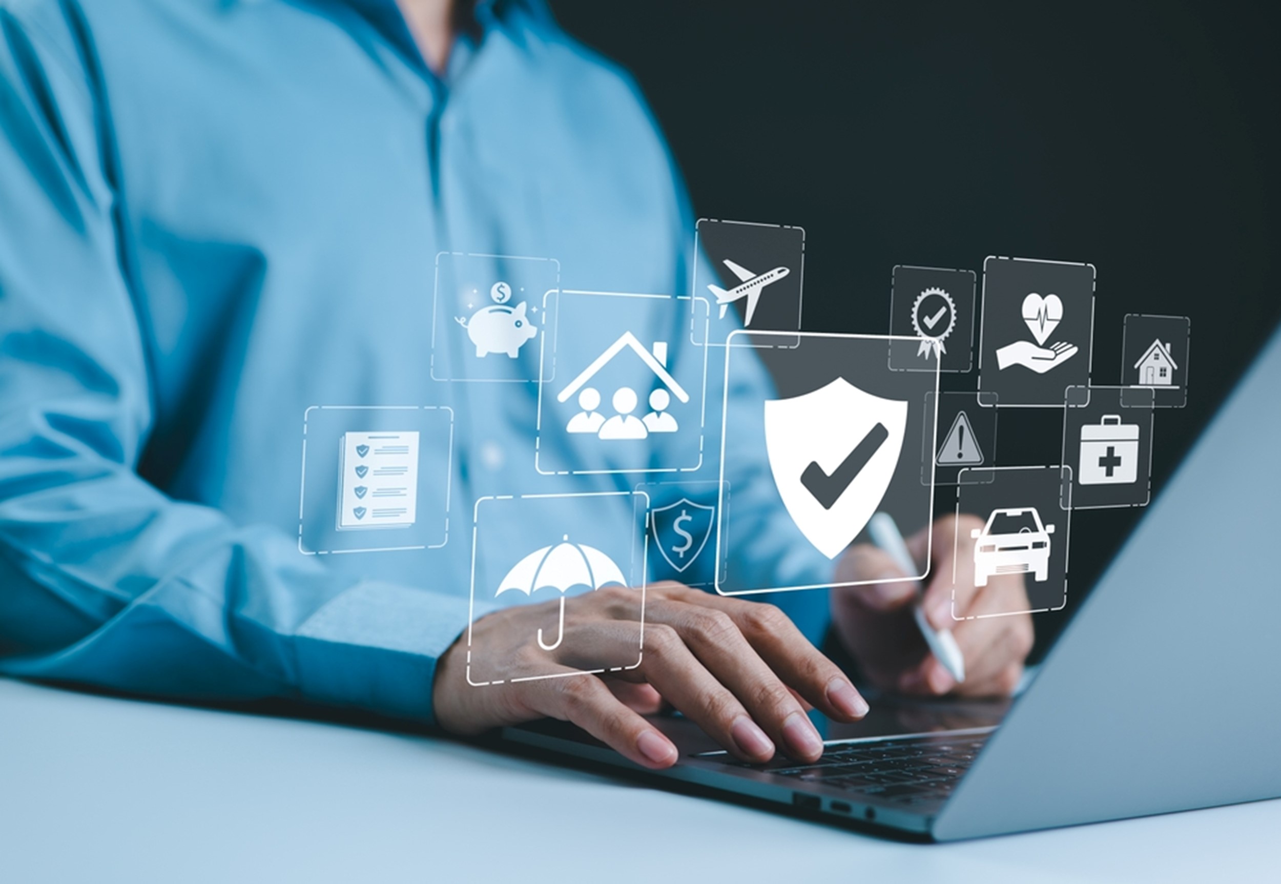 persoana cumpara online asigurare de calatorie